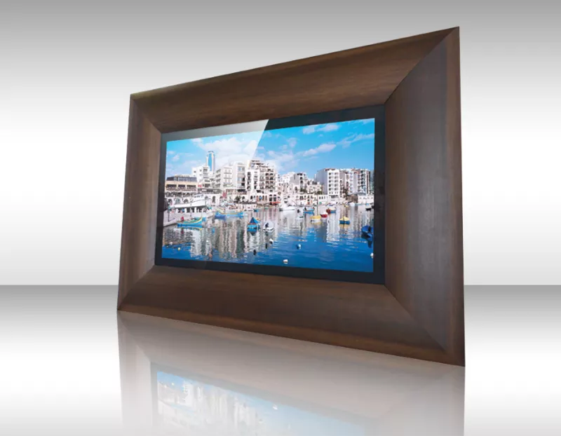 Televisor espejo enmarcado de madera con borde ancho biselado mostrando ciudad costera y puerto.