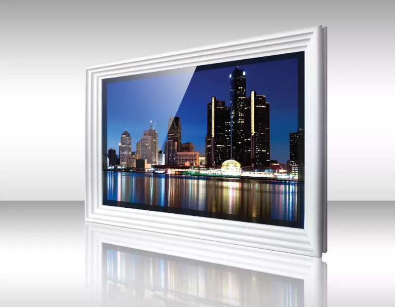 Zaio, televisor espejo enmarcado blanco con diseño acanalado muestra horizonte urbano al atardecer.