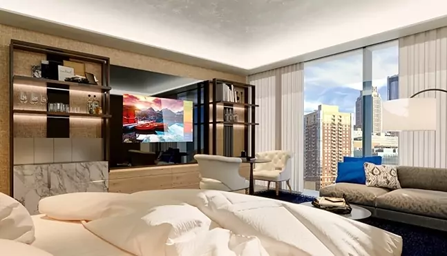 Habitación de hotel con televisor espejo y vistas al perfil urbano, que ofrece una estancia moderna y lujosa en Panamá.