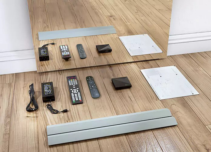 Televisor con espejo montado en la pared, reflejo de los accesorios incluidos en el paquete Panamá.