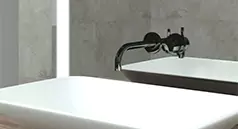 Accesorio personalizado con recorte para televisor espejo con iluminación LED, instalado sobre el lavabo del baño en Chepo.