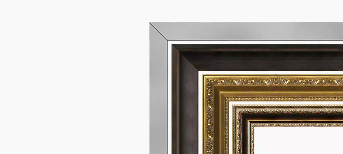 Colección de marcos para televisores con espejo personalizados, con texturas en capas y estilos de acabado de alta calidad, como se ve en Antón.