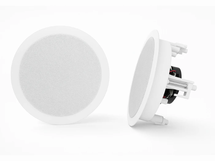 Altavoces empotrados blancos de forma circular.