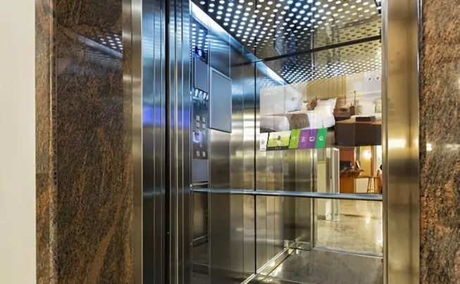 Televisión interactiva con espejo en un ascensor, mejorando la experiencia del usuario con contenido del hotel en Bugaba.