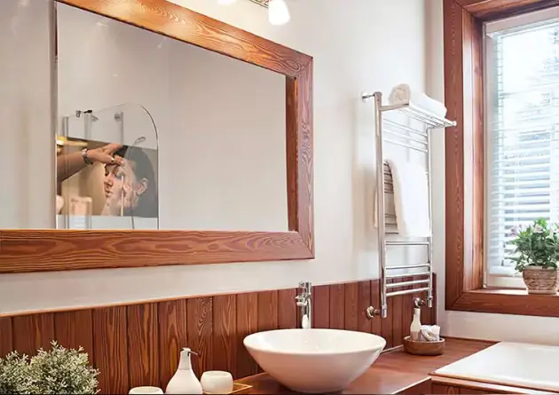 Espejo con marco de diseño en madera para TV que combina con la estética del bathroom en Puerto Armuelles.