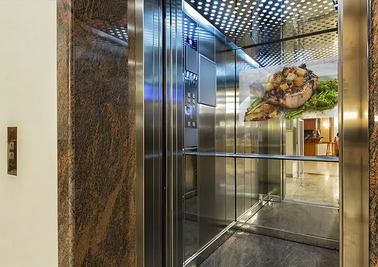 Elevador con TV espejo perfecto, mostrando una deliciosa comida en Panamá.
