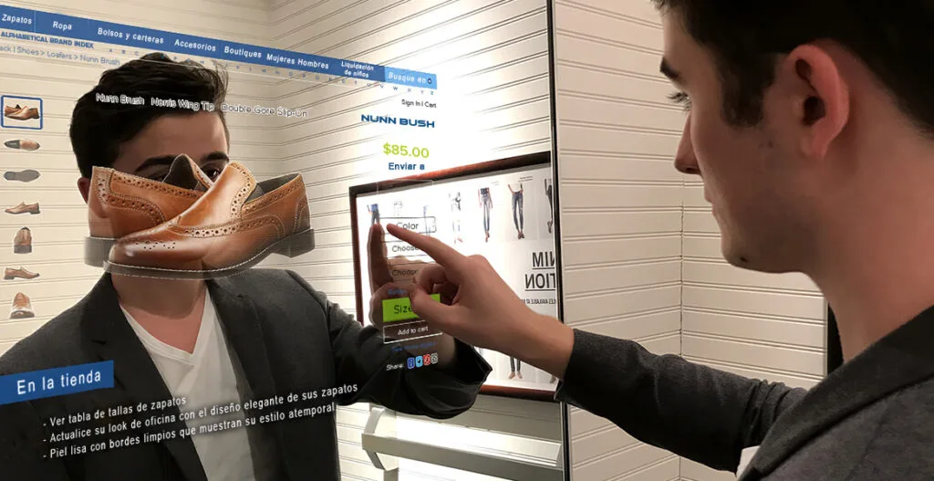Un hombre utiliza un espejo interactivo con pantalla de televisión en una tienda para seleccionar la talla de zapatos y ver los detalles del producto en Aguadulce.
