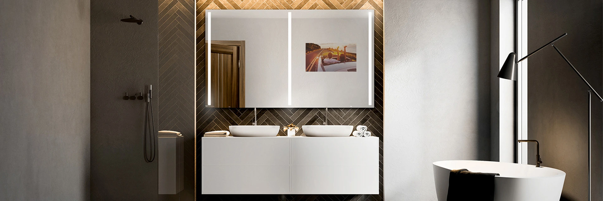 Televisor espejo moderno integrado en un elegante cuarto de baño con iluminación sofisticada, situado en Changuinola.