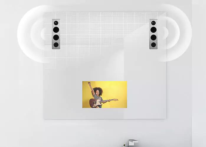 Una TV espejo con altavoces integrados muestra a una chica tocando la guitarra en la pantalla en Changuinola.