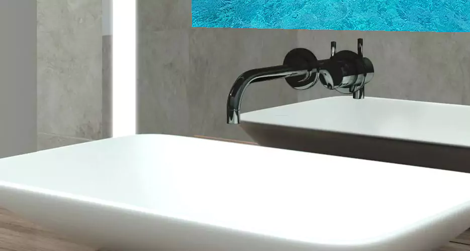 Moderno televisor espejo personalizado instalado sobre un elegante lavabo con iluminación LED vertical integrada en Antón.
