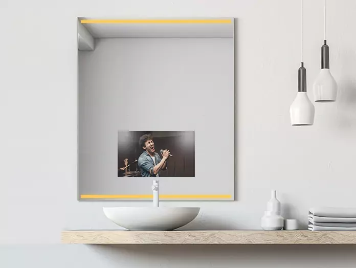Televisor espejo con luz cálida Philips integrada en la parte superior e inferior, mostrando a un hombre cantando en Antón.