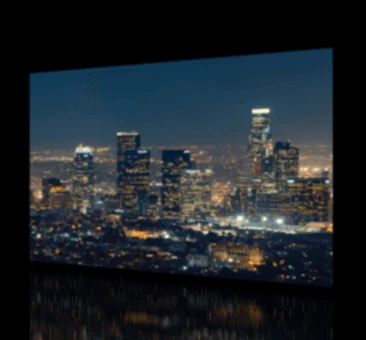 Edificios altos borrosos por la noche en la ciudad en una pantalla de televisión.