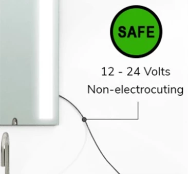 Espejo iluminado con enchufe eléctricamente seguro.