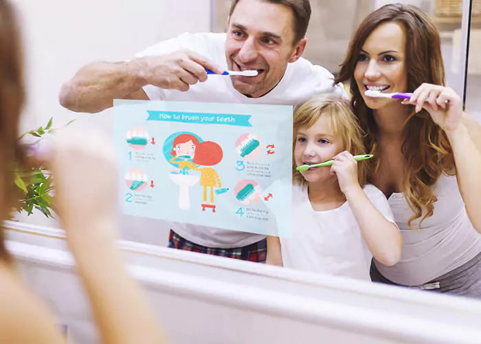 Televisor espejo inteligente, reflejando a una familia feliz cepillándose los dientes en un baño en La Chorrera.