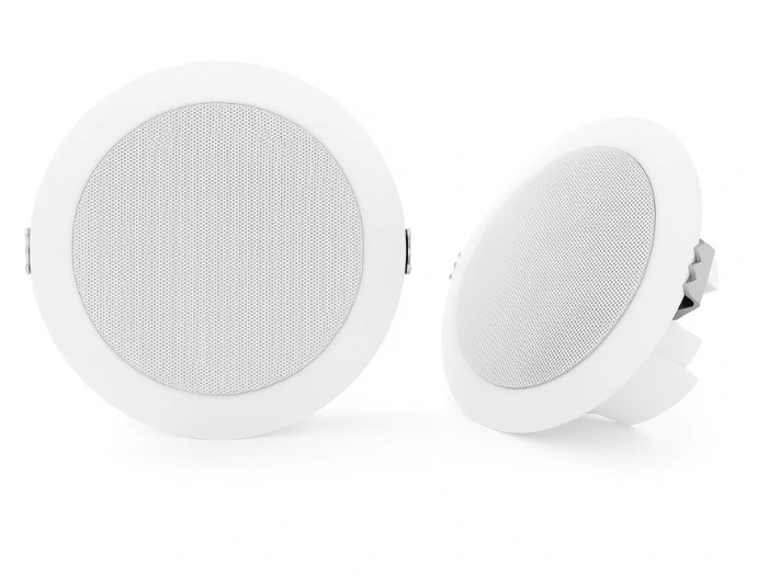 Altavoces circulares blancos de alta calidad para televisores espejo en un espacio blanco en Bugaba.