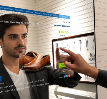 Un hombre señala la pantalla de un televisor espejo único para pedir unos zapatos de cuero marrones por Internet.