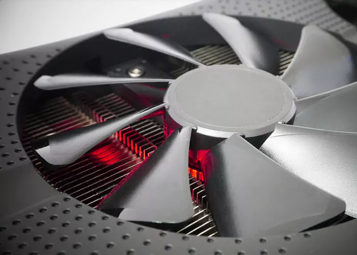 Pequeño ventilador negro para televisor espejo inteligente en Changuinola, proporciona mecanismo de refrigeración.