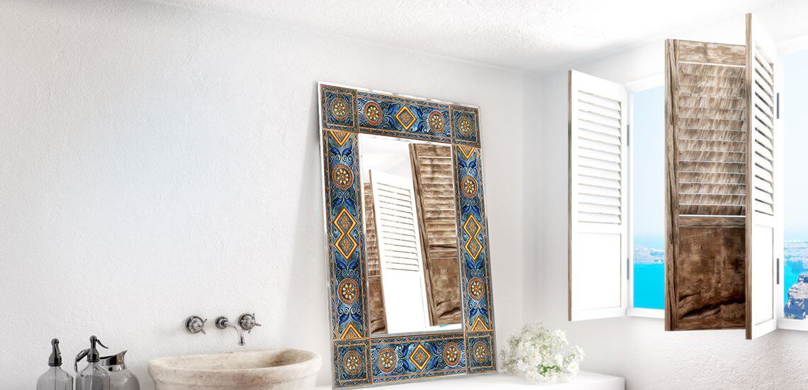 Añade un increíble espejo enmarcado en tu lujoso baño